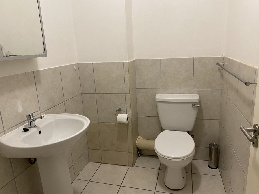 To Let 1 Bedroom Property for Rent in Zonnebloem Western Cape
